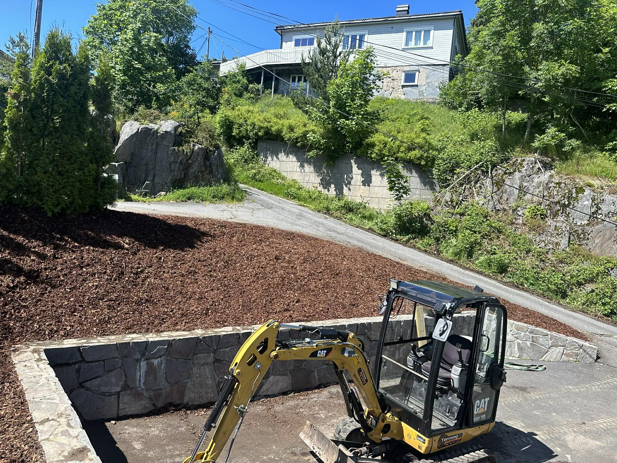 Støttemur og planering