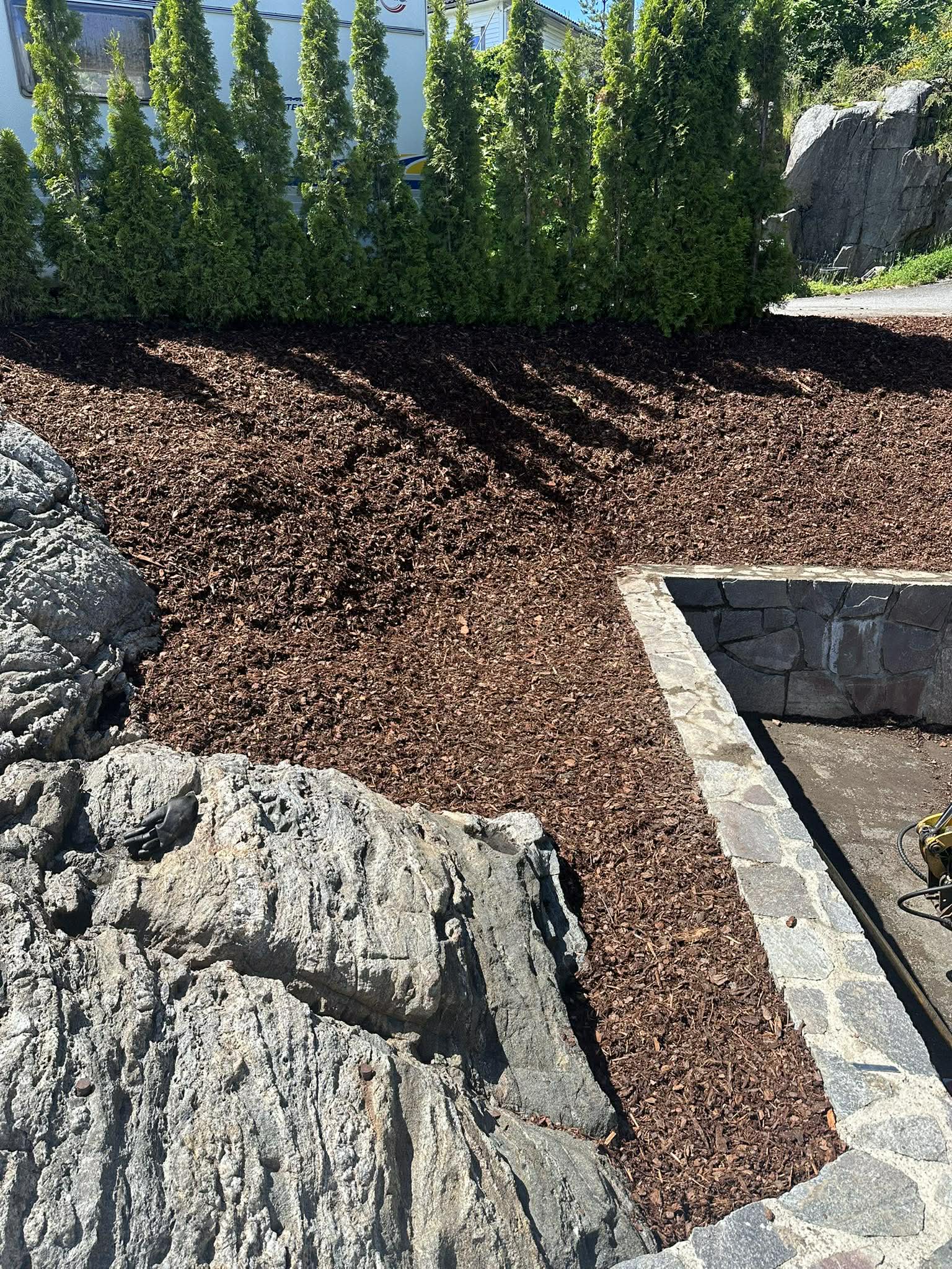 Ferdig støttemur med bark